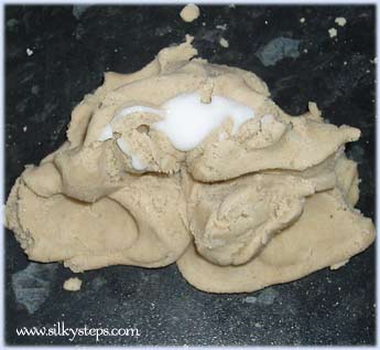 Knead the cooked sand dough with hand moisturise to soften